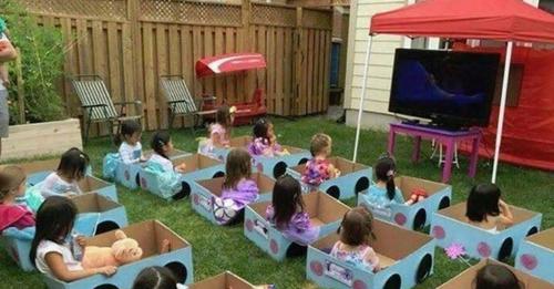 Ein Drive In Kino für den Garten… und noch 7 andere originelle Outdoor Aktivitäten für Kinder.