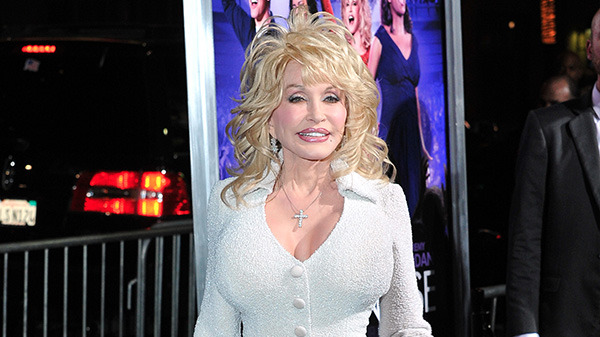 Dolly Parton wird für ihr „billiges“ und „hässliches“ Aussehen kritisiert – aber sie schlägt zurück